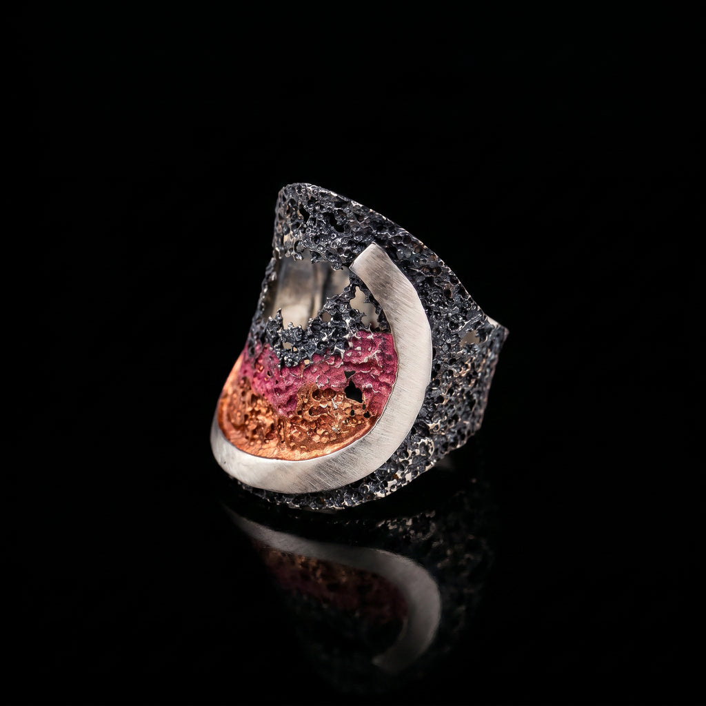 Anillo de plata 925 con banda de plata texturizada e incrustación de remolino oceánico rojo rosado
