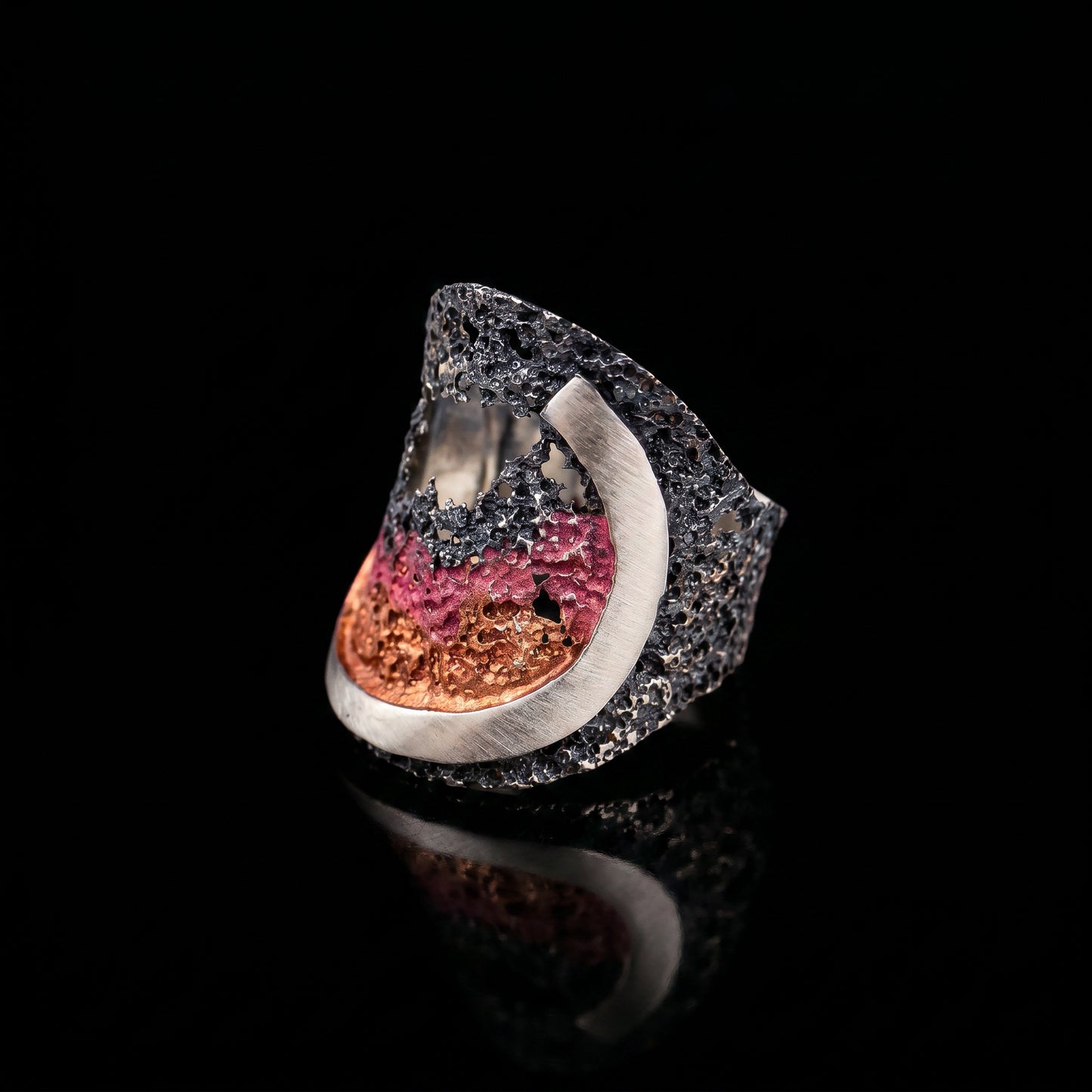 925 ring with textured silver band and red-pink ocean swirl inset