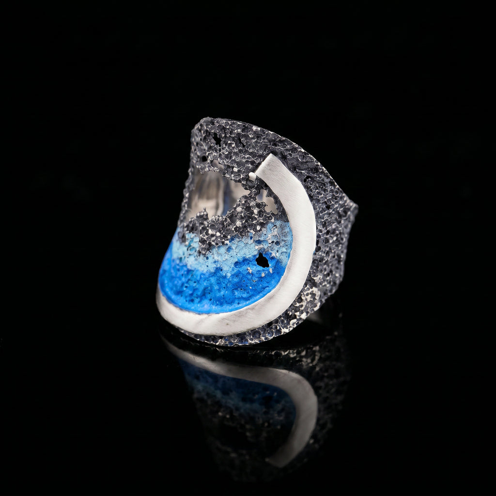 Anillo de plata 925 con banda de plata texturizada e incrustación de remolino oceánico azul, vista lateral