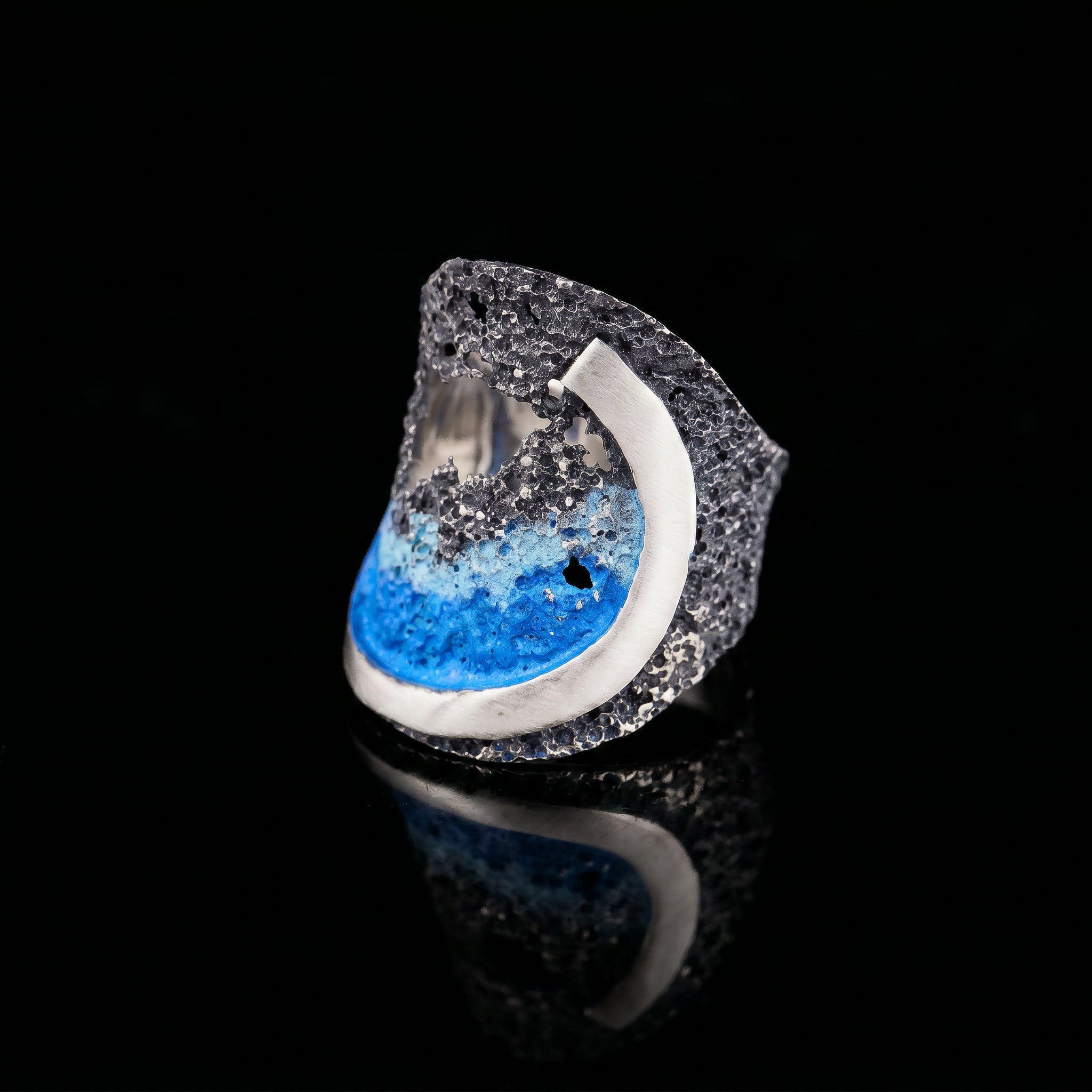 925 ring with textured silver band and blue ocean swirl inset, side view