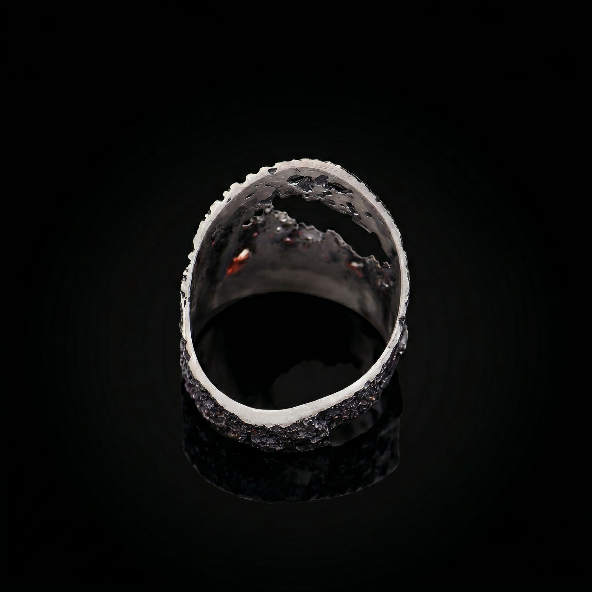 925 ring with textured silver exterior and hollow inner band