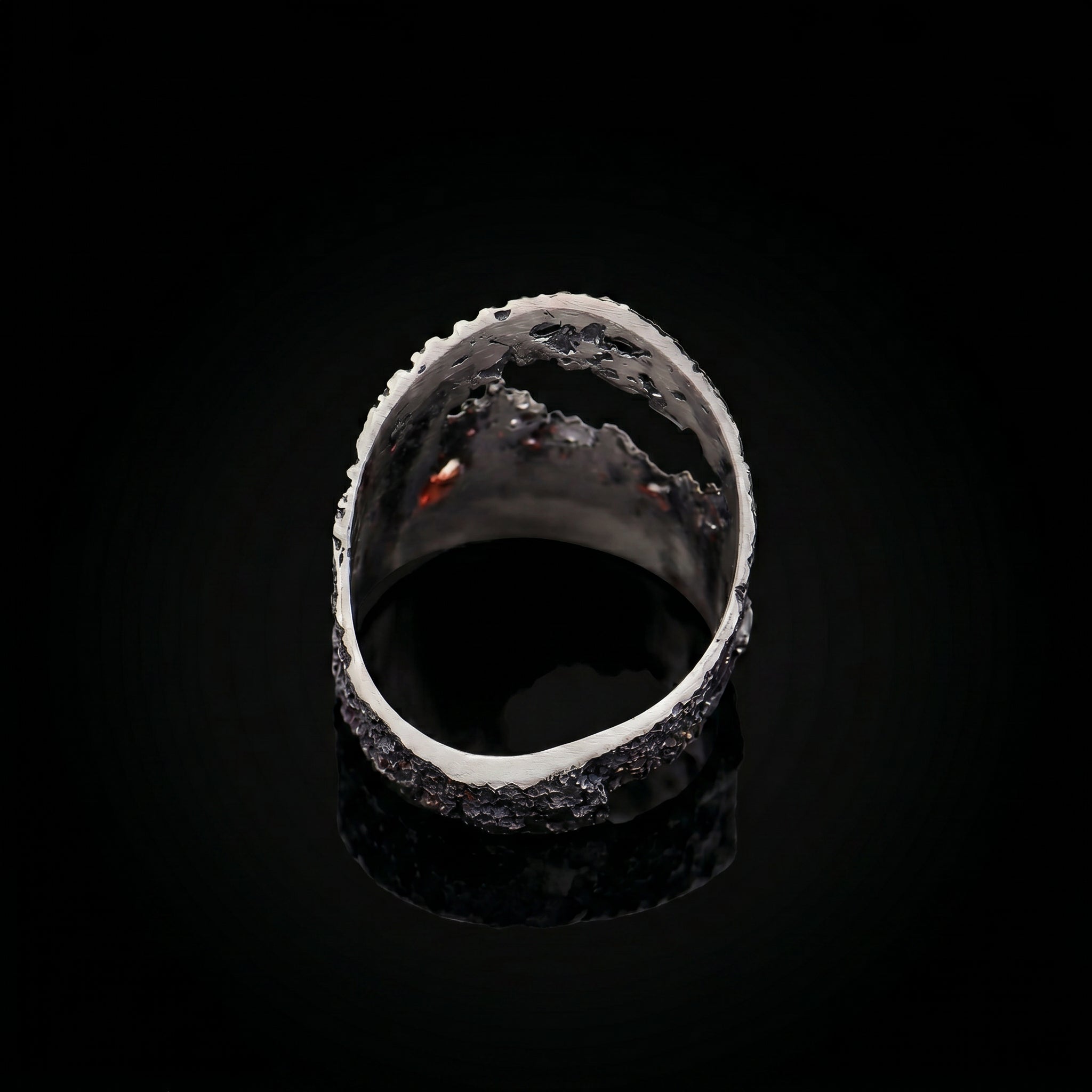 Anillo de plata 925 con exterior de plata texturizada y banda interior hueca
