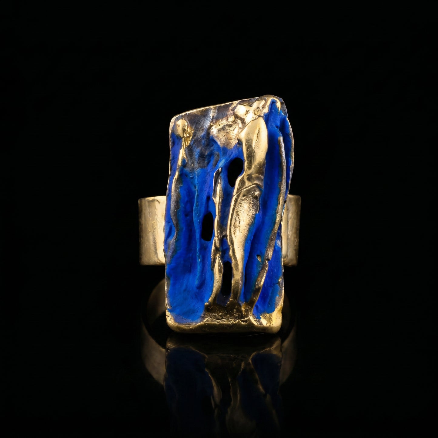 Blue and gold-tone rectangular sculpted ring with openwork pattern
