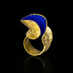 Anell daurat i blau amb incrustacions blaves ovalades
