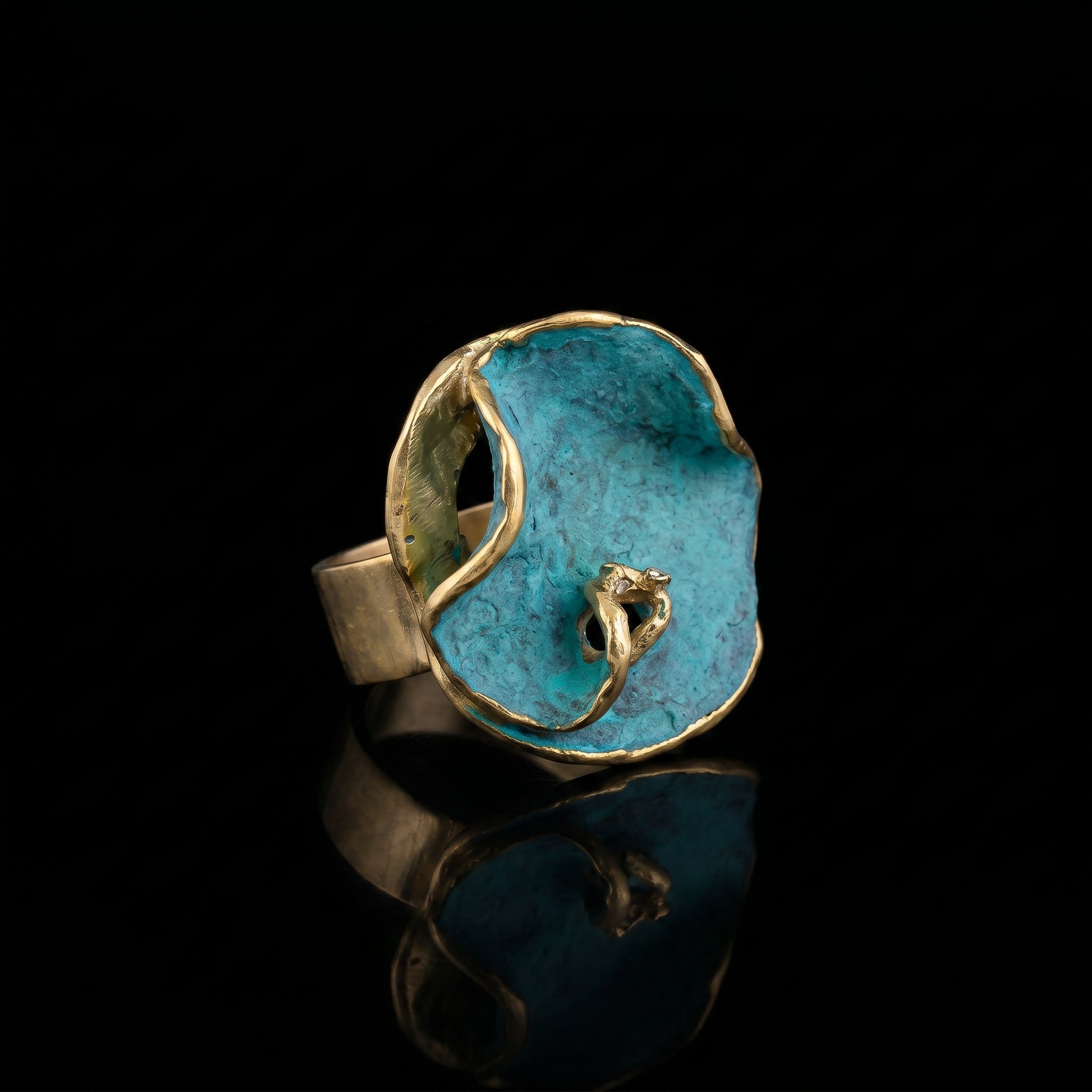 Oceánida ring with turquoise stone and gold-tone sculpted side band