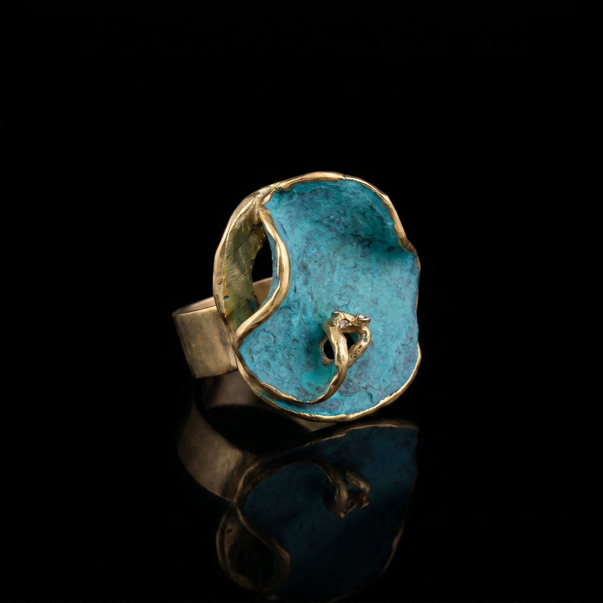 Oceánida ring with turquoise stone and gold-tone sculpted side band
