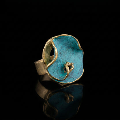 Oceánida ring with turquoise stone and gold-tone sculpted side band