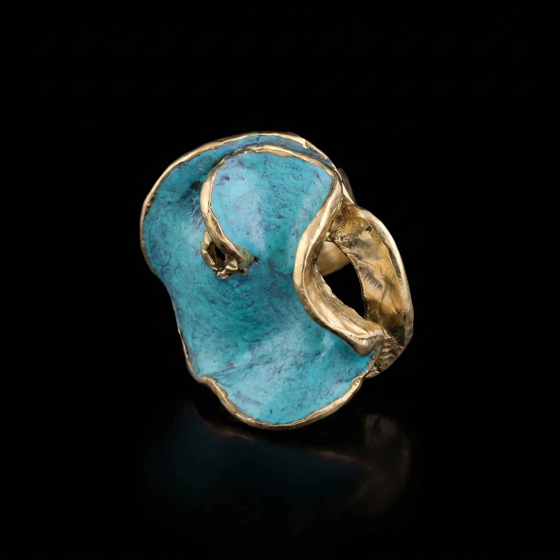 Oceánida ring top view, turquoise stone with gold-tone edge and open setting