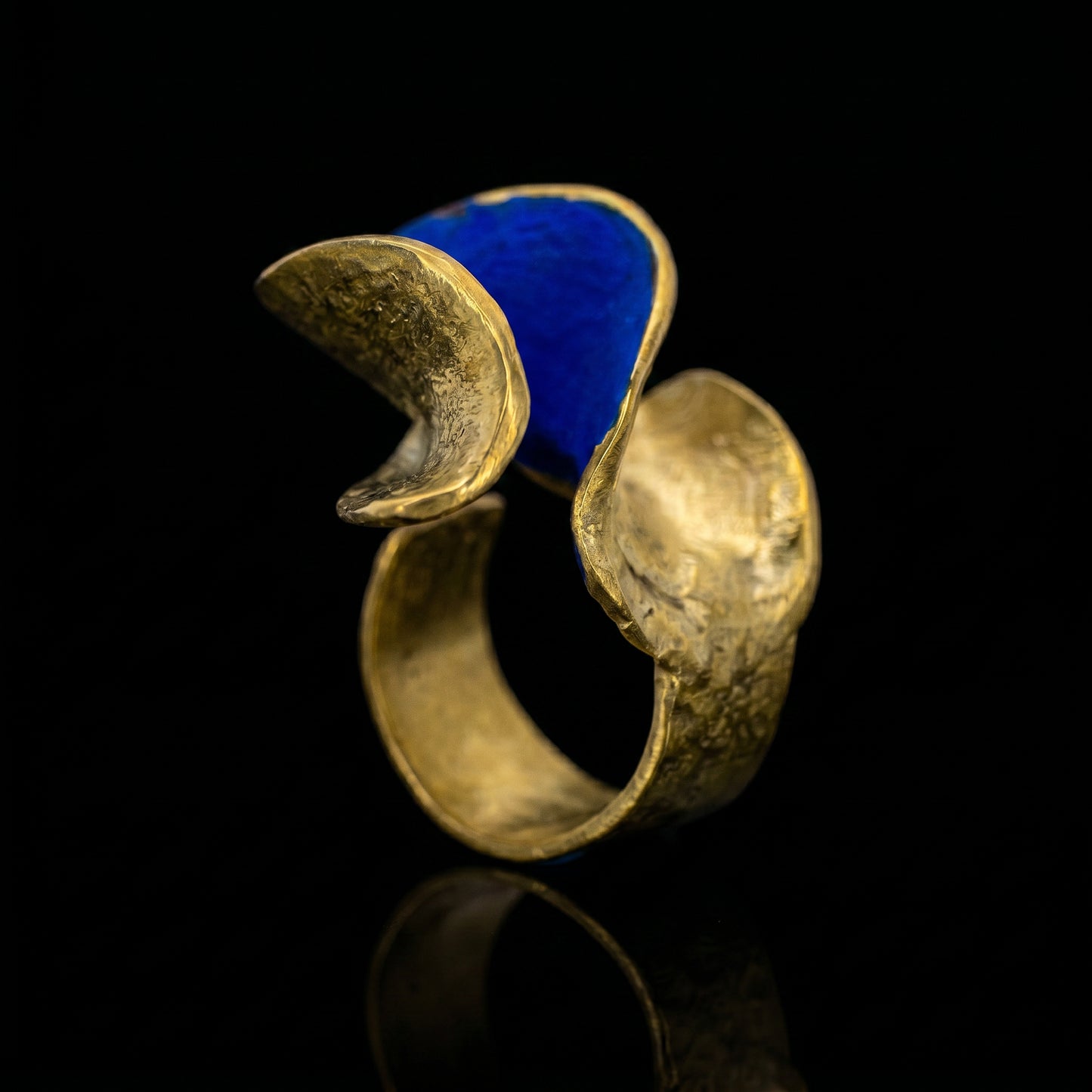 Aurum Unda ring with gold textured band and oval blue resin accents