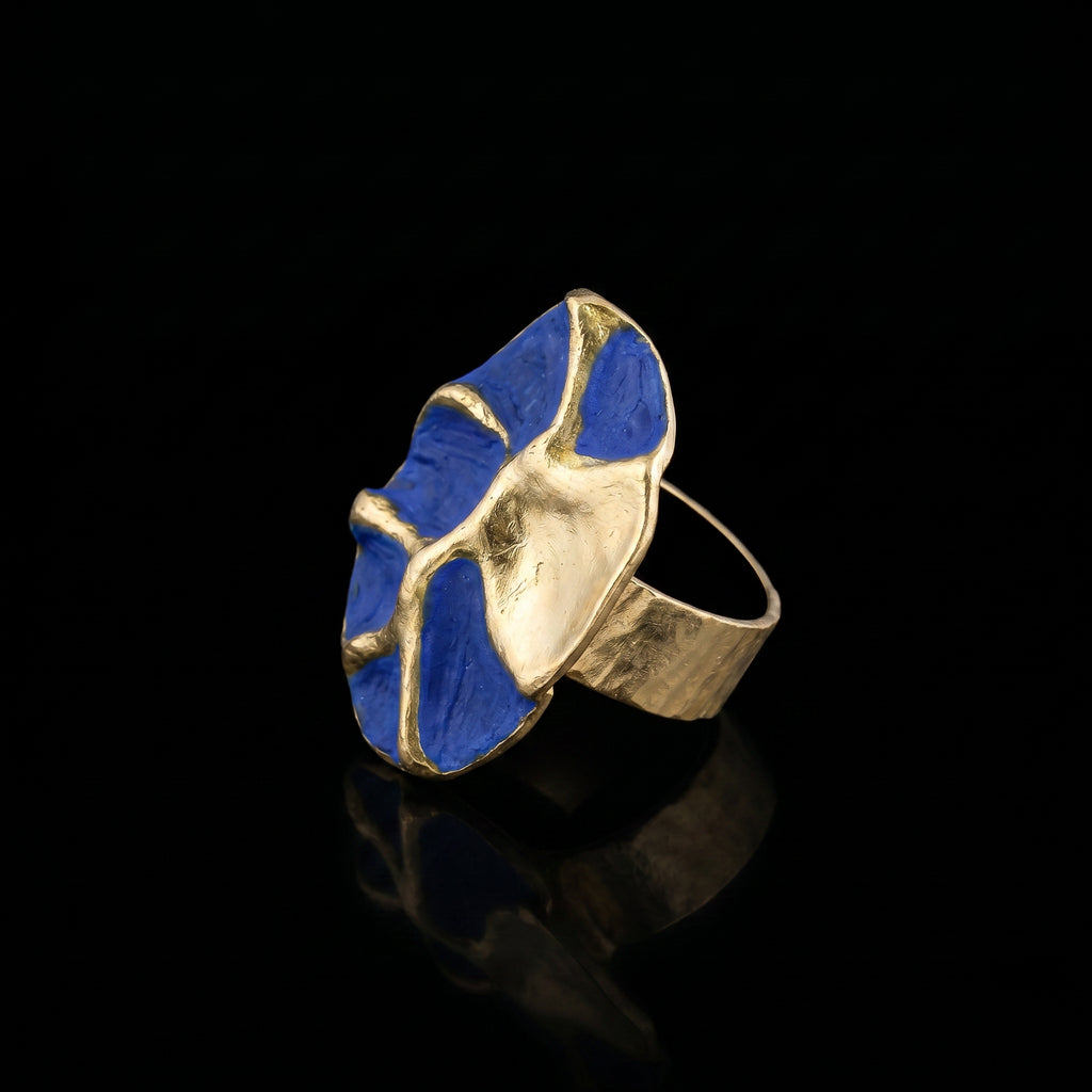 Anillo conceptual de esmalte azul y tono dorado, vista superior