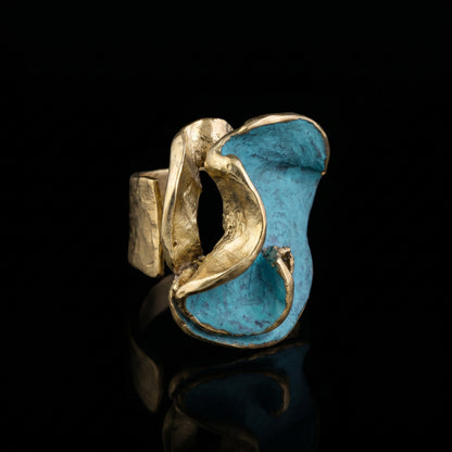 Oceánida ring with turquoise stone and gold-tone sculpted band