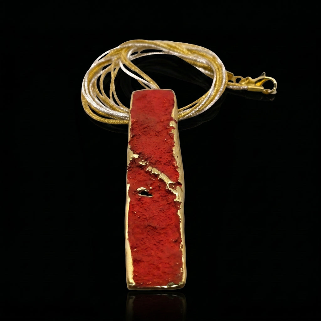 Collaret amb penjoll daurat amb penjoll de pedra rectangular vermella i cadena en capes