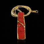 Collaret amb penjoll daurat amb penjoll de pedra rectangular vermella i cadena en capes