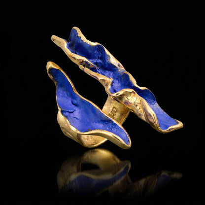 Blue wave-style ring with gold-tone openwork setting, sculpted edges