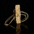 Collar con colgante de estratos de oro de 18 quilates con barra rectangular texturizada y cadena