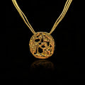 Penjoll buit d'or de 18 quirats amb disseny circular texturitzat, sobre cadena d'or