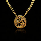 Penjoll buit d'or de 18 quirats amb disseny circular texturitzat, sobre cadena d'or