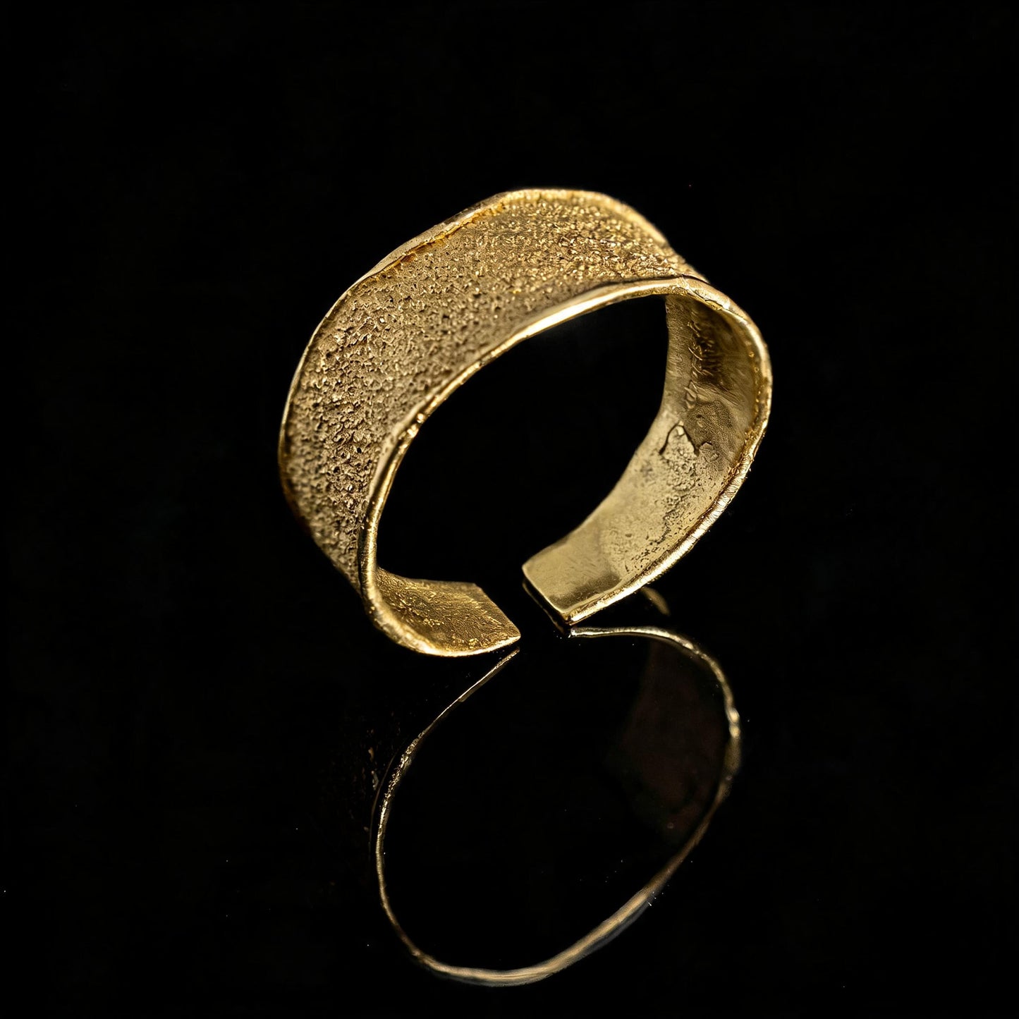 18K Aurum Circulus bracelet, hammered gold cuff with curved cutout