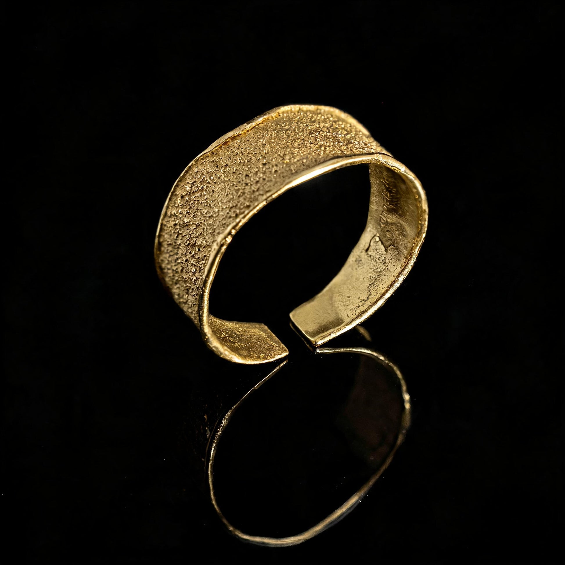 18K Aurum Circulus bracelet, hammered gold cuff with curved cutout