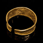 Polsera Aurum Circulus de 18K, puny obert d'or texturitzat amb vora frontal llisa