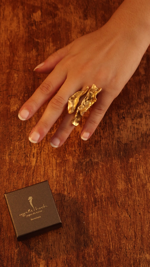 18K Gold Different Waves Ring product video