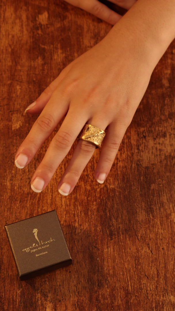 18K Strata Ring product video