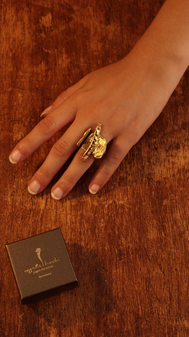 18K Gold Gaudi Ring product video